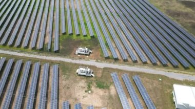 Güneş enerjisi çiftliğindeki ya da güneş enerjisi santralindeki güneş panelinin en üst hava görüntüsü. Gelecekteki enerji kaynakları için yenilenebilir enerji endüstrisi sürdürülebilirlik ve temiz enerji. Alternatif elektrik kaynağı. Güneş çiftliği.