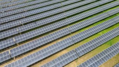 Güneş enerjisi çiftliğindeki ya da güneş enerjisi santralindeki güneş panelinin en üst hava görüntüsü. Gelecekteki enerji kaynakları için yenilenebilir enerji endüstrisi sürdürülebilirlik ve temiz enerji. Alternatif elektrik kaynağı. Güneş çiftliği.