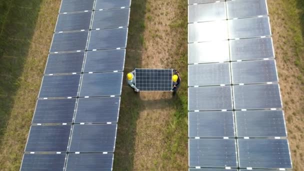 Widok Pracownika Trzymającego Panele Słoneczne Spacerującego Farmie Słonecznej Inżynierowie Sprawdzają — Wideo stockowe
