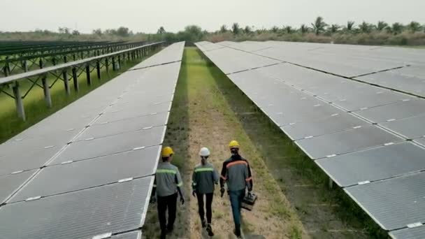 Top Aerial View Engineers Checking Solar Panels Walking Solar Farm — Stock Video
