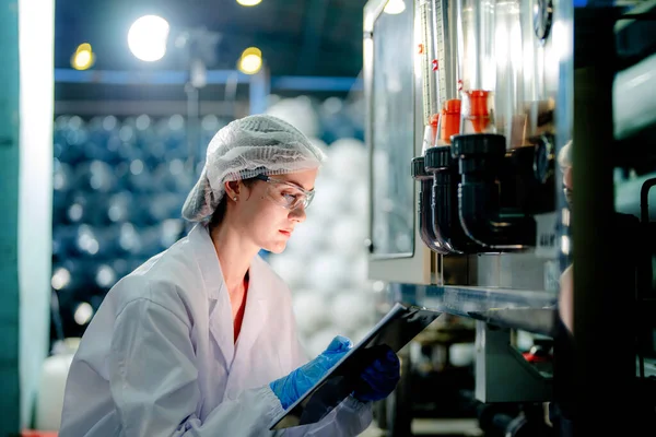 Forskare Arbetare Kontrollera Kvaliteten Omvänd Osmos Maskinsystem Industrifabriken Kvinnliga Arbetstagare — Stockfoto