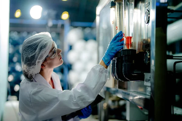 Forskare Arbetare Kontrollera Kvaliteten Omvänd Osmos Maskinsystem Industrifabriken Kvinnliga Arbetstagare — Stockfoto
