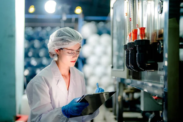 Wetenschapper Controleren Van Kwaliteit Van Omgekeerde Osmose Machine Systeem Industriële — Stockfoto