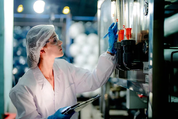 Trabalhador Cientista Verificando Qualidade Sistema Máquina Osmose Reversa Fábrica Industrial — Fotografia de Stock