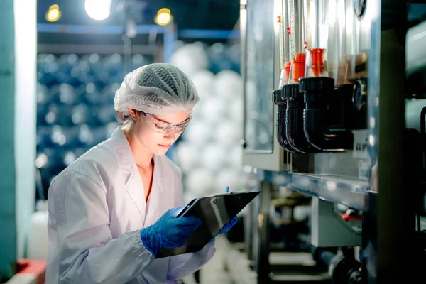 Trabalhador Cientista Verificando Qualidade Sistema Máquina Osmose Reversa Fábrica Industrial — Fotografia de Stock