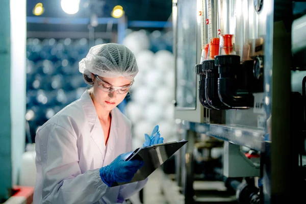 科学者の労働者は 工業工場で逆浸透機械システムの品質をチェックします 制御盤にデータを記録する女性労働者で 可搬型プラントのリサイクル圧力を測定する — ストック写真