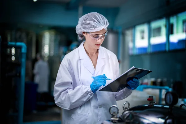 Fabrieksarbeider Controleert Waterflessen Het Magazijn Industriële Fabriek Gegevens Van Vrouwelijke — Stockfoto