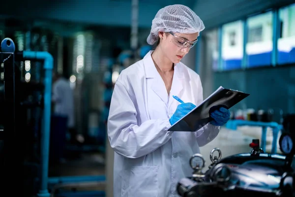 Fabrieksarbeider Controleert Waterflessen Het Magazijn Industriële Fabriek Gegevens Van Vrouwelijke — Stockfoto