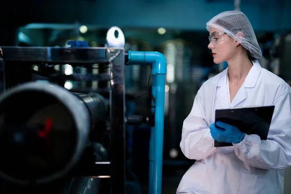 Trabalhadora Fábrica Verificar Garrafas Água Armazém Fábrica Industrial Mulheres Trabalhadoras — Fotografia de Stock