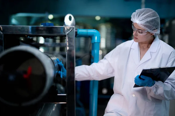Fabrikskvinnans Arbetare Kollar Vattenflaskor Lagret Industrifabriken Uppgifter Kvinnliga Arbetstagare Vid — Stockfoto