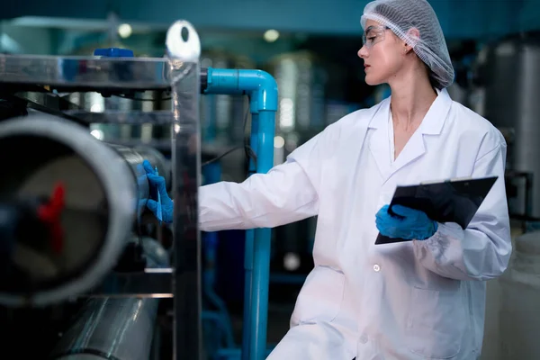 Fabrikskvinnans Arbetare Kollar Vattenflaskor Lagret Industrifabriken Uppgifter Kvinnliga Arbetstagare Vid — Stockfoto