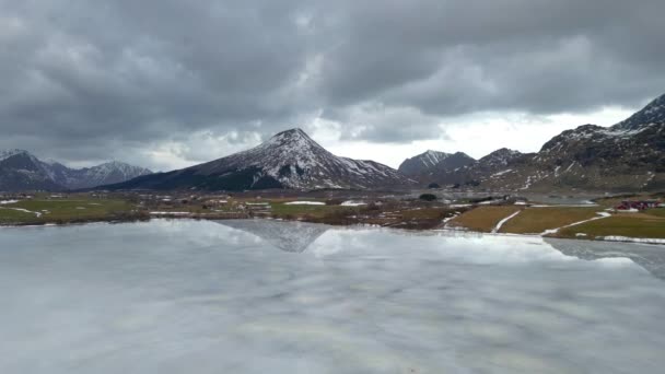 Πανοραμική Θέα Του Όμορφου Λευκού Χειμωνιάτικου Τοπίου Θαυμάτων Χιονισμένες Βουνοκορφές — Αρχείο Βίντεο