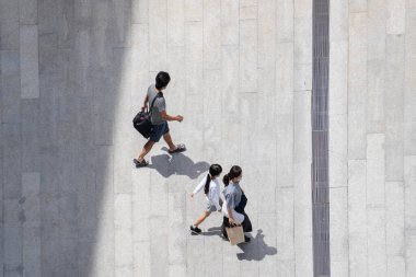 Şehrin en kalabalık kalabalığı iş caddesinde yürüyor.