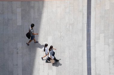 Şehrin en kalabalık kalabalığı iş caddesinde yürüyor.