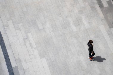 Şehrin en kalabalık kalabalığı iş caddesinde yürüyor.