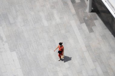 Şehrin en kalabalık kalabalığı iş caddesinde yürüyor.