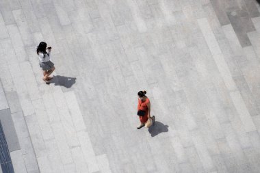 Şehrin en kalabalık kalabalığı iş caddesinde yürüyor.