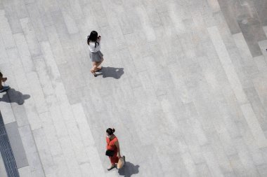 Şehrin en kalabalık kalabalığı iş caddesinde yürüyor.