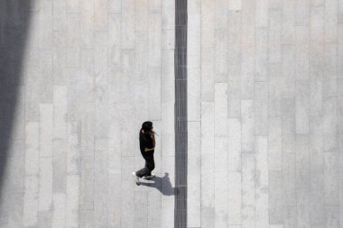 Şehrin en kalabalık kalabalığı iş caddesinde yürüyor.