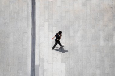 Şehrin en kalabalık kalabalığı iş caddesinde yürüyor.