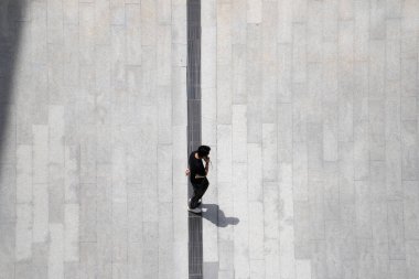 Şehrin en kalabalık kalabalığı iş caddesinde yürüyor.