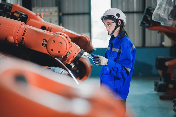 Εργοστάσιο Μηχανικός Γυναίκα Επιθεώρηση Στο Μηχάνημα Έξυπνο Tablet Εργάτης Εργάζεται — Φωτογραφία Αρχείου