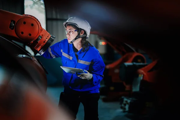 Factory Engineer Woman Inspecting Machine Smart Tablet Worker Works Machine — Stock Photo, Image