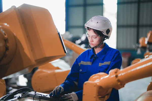 Factory Engineer Woman Inspecting Machine Smart Tablet Worker Works Machine — Stock Photo, Image