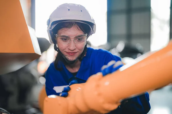 Εργοστάσιο Μηχανικός Γυναίκα Επιθεώρηση Στο Μηχάνημα Έξυπνο Tablet Εργάτης Εργάζεται — Φωτογραφία Αρχείου