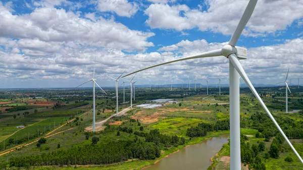 Rüzgar Türbini Jeneratörlerinin Hava Rüzgarı Yel Değirmeni Çiftliğinde Çıkarıcı Enerji — Stok fotoğraf