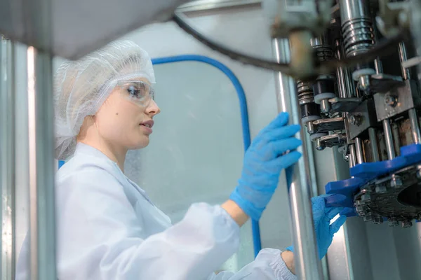 Fabrikskvinna Inspekterar Vattenbehållaren Maskinen Arbetstagaren Kontrollerar Vattenflaskornas Kvalitet Maskintransportörlinjen Vid — Stockfoto