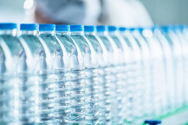 Muchas Botellas Agua Mineral Fábrica Bebidas Las Botellas Plástico Transparente — Foto de Stock