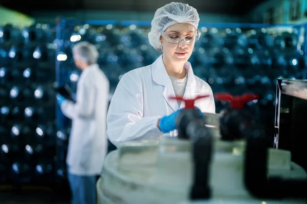 Fabrikarbeiter Überprüfen Wasserflaschen Lager Der Industriefabrik Arbeitnehmerinnen Erfassen Daten Der — Stockfoto