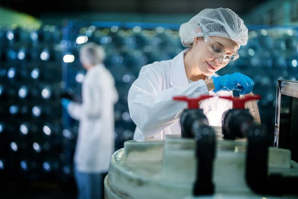Fabriksarbetare Kollar Vattenflaskor Lagret Industrifabriken Uppgifter Kvinnliga Arbetstagare Vid Produktion — Stockfoto