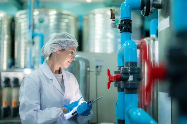 Endüstriyel Fabrikadaki Ters Osmoz Makinesinin Kalitesini Kontrol Eden Bilim Adamı — Stok fotoğraf