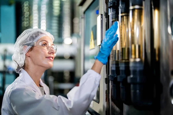 Naukowiec Kobieta Pracownik Sprawdzanie Monitorowanie Panelu Sterowania Systemu Maszynowego Fabryce — Zdjęcie stockowe