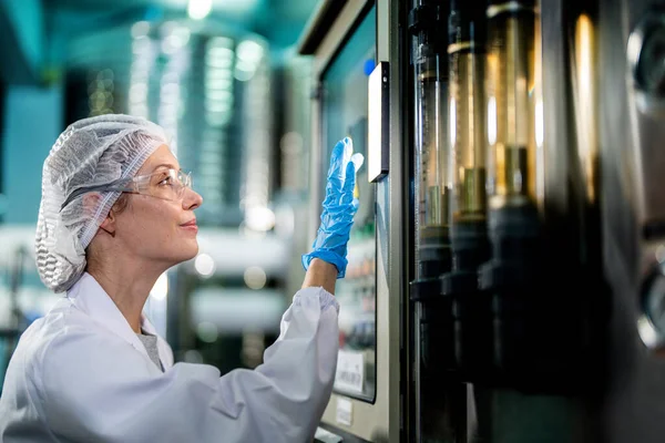 Forskare Kvinnlig Arbetare Kontrollera Och Övervaka Kontrollpanelen Maskinsystem Industrifabriken Kvinnlig — Stockfoto