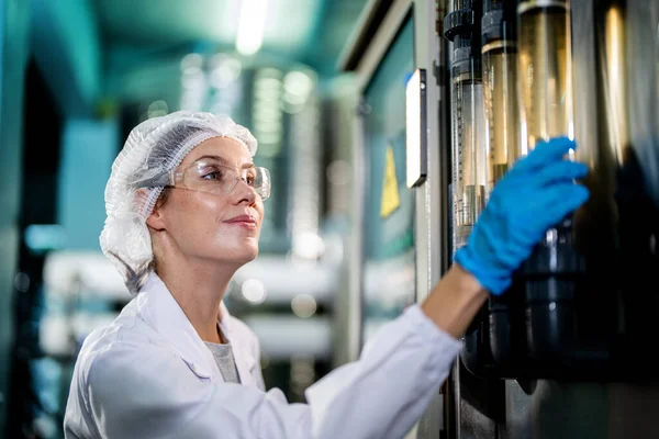 Naukowiec Kobieta Pracownik Sprawdzanie Monitorowanie Panelu Sterowania Systemu Maszynowego Fabryce — Zdjęcie stockowe