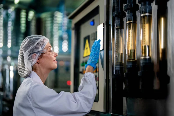 Forskare Kvinnlig Arbetare Kontrollera Och Övervaka Kontrollpanelen Maskinsystem Industrifabriken Kvinnlig — Stockfoto