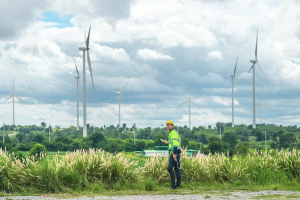 Ingenieur Werkzaam Veldwerk Buiten Technici Van Windturbine Controle Onderhoud Elektriciteit — Stockfoto