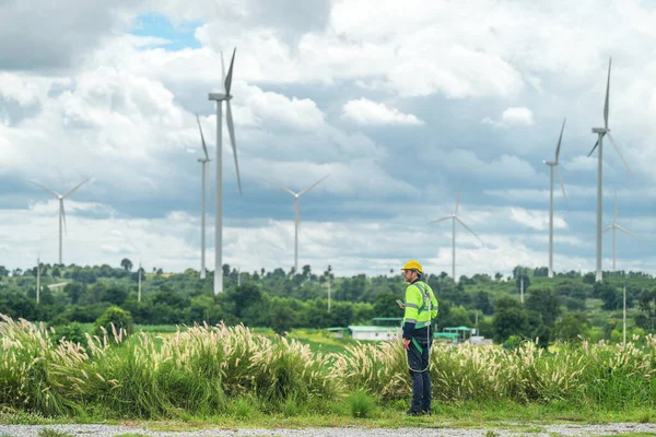 Engenheiro Trabalhando Trabalho Campo Livre Técnicos Verificação Manutenção Turbinas Eólicas — Fotografia de Stock