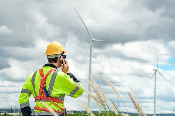 Engenheiro Trabalhando Trabalho Campo Livre Técnicos Verificação Manutenção Turbinas Eólicas — Fotografia de Stock