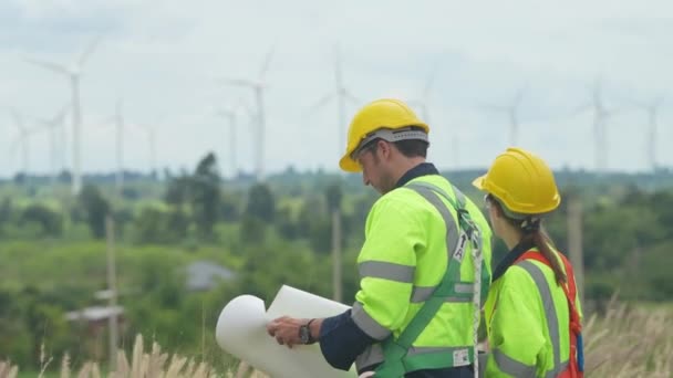 Ingénieurs Professionnels Intelligents Travaillant Sur Terrain Plein Air Réunion Des — Video