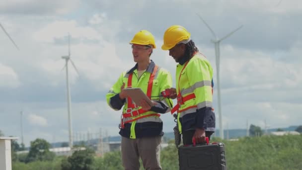 聪明的专业工程师在野外工作 工人们在项目现场聚会庆祝 清洁能源和环境可持续的风力涡轮机电 — 图库视频影像