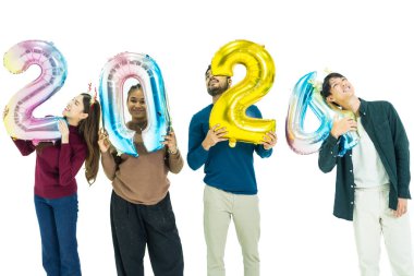 Bir grup insan yeni yıl için 2024 sayısının fantezi renkli balonlarını tutuyor. Beyaz arka planda duran kadın ve erkekler. Mutlu yıllar partisi.