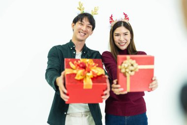 Genç bir Asyalı çift, günlük kıyafetler giyen iki erkek arkadaş, beyaz arka plan stüdyo resminde izole edilmiş hediyelerle birlikte kırmızı bir kutu tutuyor. konsept yeni yıl ve noel hediyeleri.