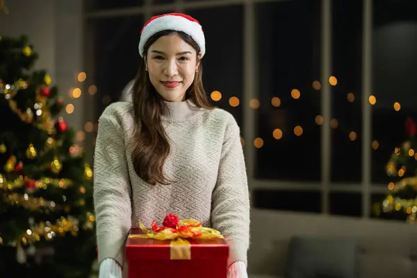 Joven Asiática Sonriente Bonita Mujer Sosteniendo Rojo Presente Cajas Celebrando — Foto de Stock