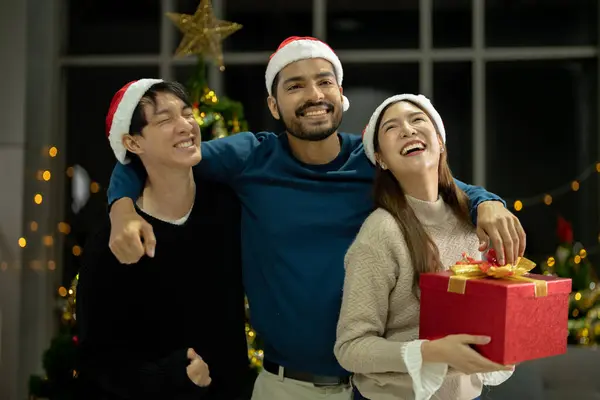 Bir Grup Asyalı Arkadaş Yeni Yıl Kutlaması Için Noel Partisinin — Stok fotoğraf