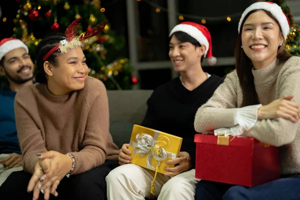 Группа Азиатских Друзей Наслаждается Рождественской Вечеринкой Честь Нового Года Друзья — стоковое фото