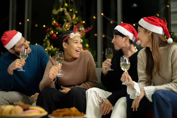 Işıklı Şampanya Bardaklarını Kapatın Asyalı Arkadaş Kadın Erkek Kutluyor Mutlu — Stok fotoğraf